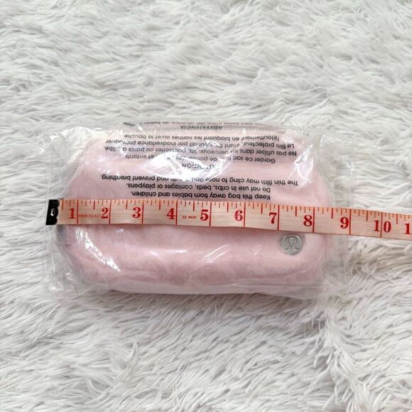 NWT Lululemon Everywhere Belt Bag Plush Fleece Strawberry Milkshake One SIze - Picture 3 of 6
